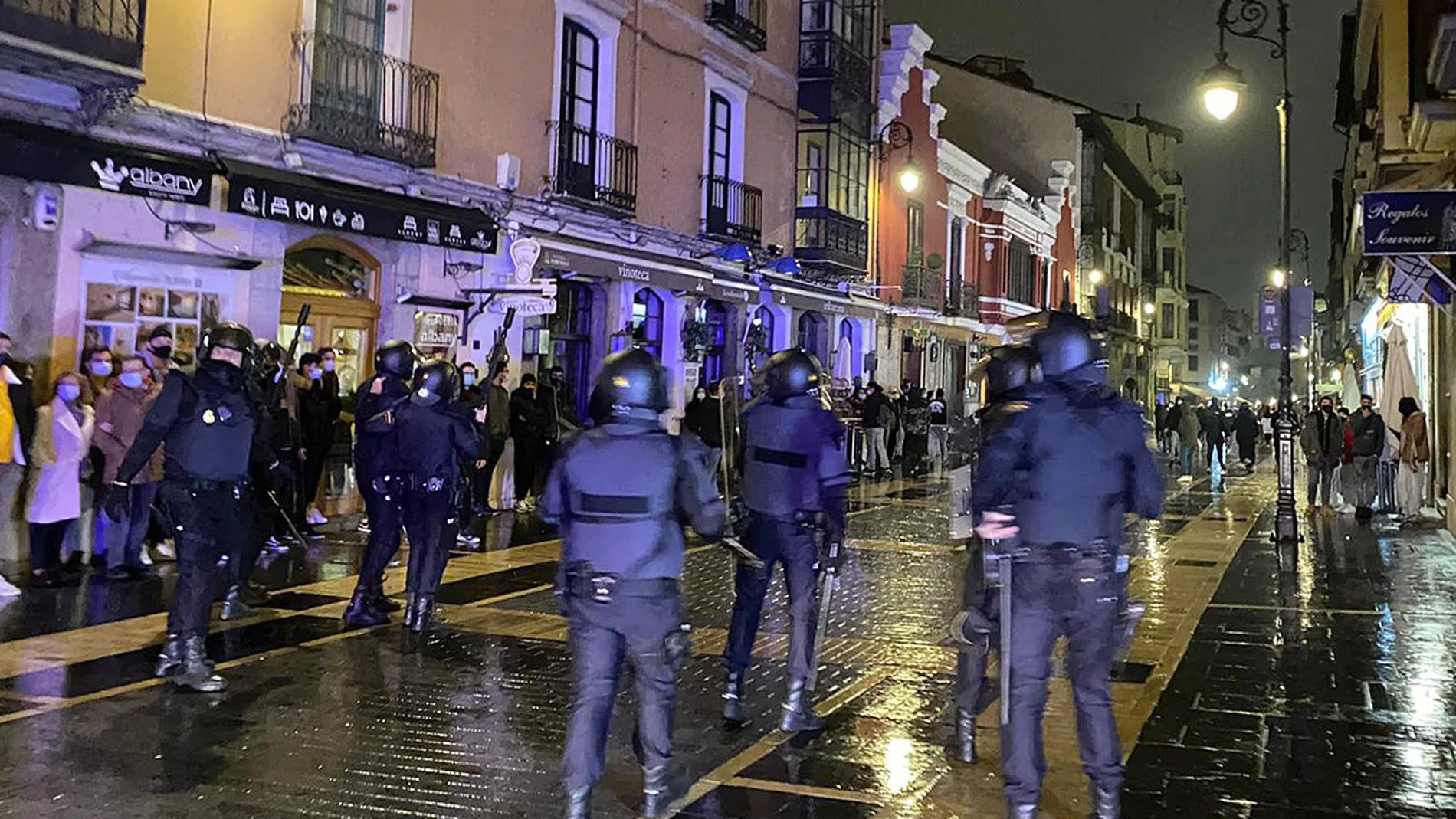 Concentración de jóvenes en el centro de León para protestar por el toque de queda