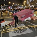La Policía Nacional disolvió ayer a más de un centenar de personas que intentaron cortar anoche la Gran Vía de Madrid quemando contenedores