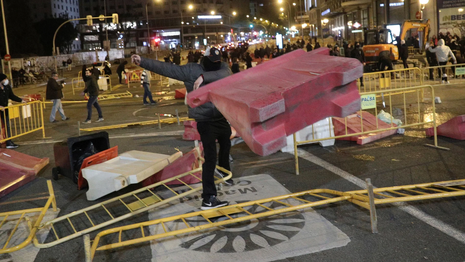 La Policía Nacional disolvió ayer a más de un centenar de personas que intentaron cortar anoche la Gran Vía de Madrid quemando contenedores
