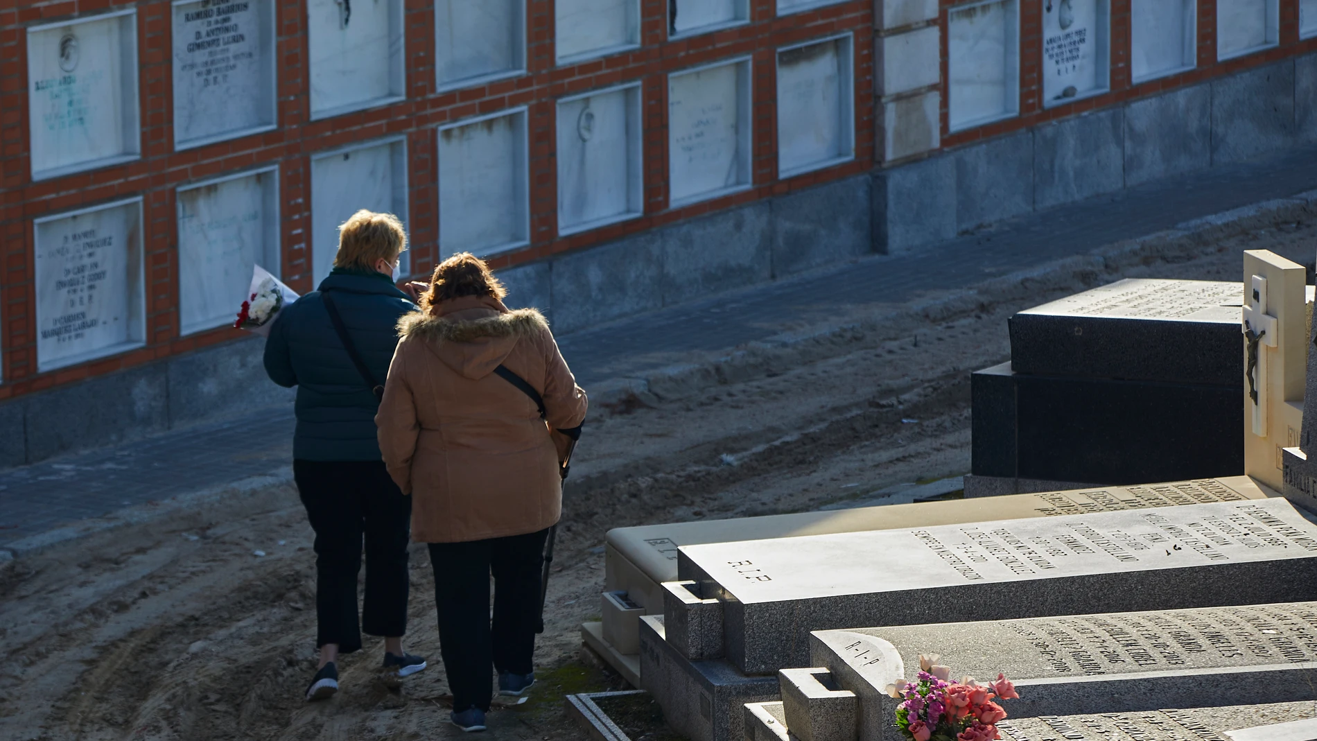Visitantes en el recinto del Cementerio de la Almudena, en Madrid