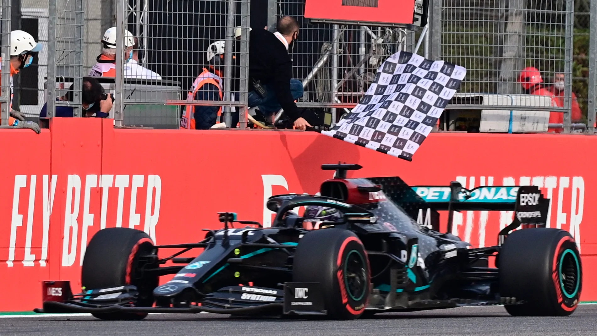 Imola (Italy), 01/11/2020.- British Formula One driver Lewis Hamilton of Mercedes-AMG Petronas crosses the finish line to win the Formula One Grand Prix Emilia Romagna at Imola race track, Italy, 01 November 2020. (Fórmula Uno, Italia) EFE/EPA/Miguel Medina / Pool