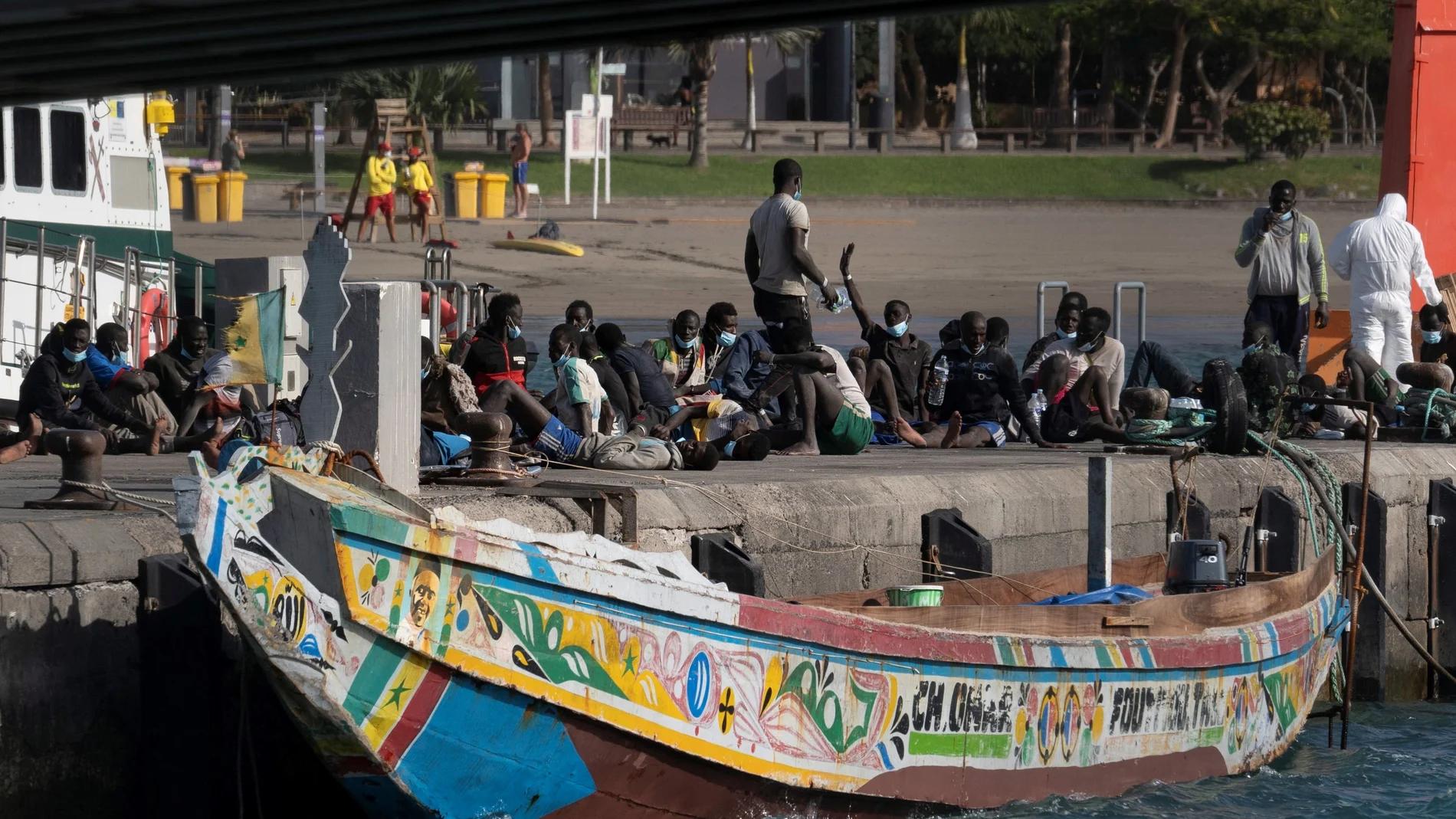 El muelle de Arguineguín se ha convertido en un improvisado centro de acogida de inmigrantes