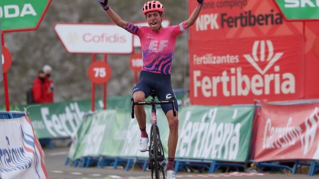 Carthy levanta los brazos como ganador en el Angliru