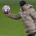 Diego Simeone, en el entrenamiento de este lunes con el Atlético en Moscú.