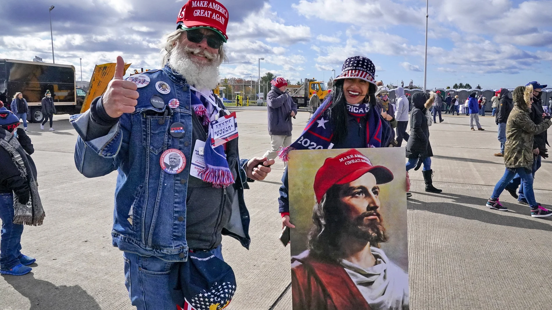 Dos seguidores del partido Republicano, ayer en el aeropuerto de Avoca, Pensilvania, durante la jornada electoral