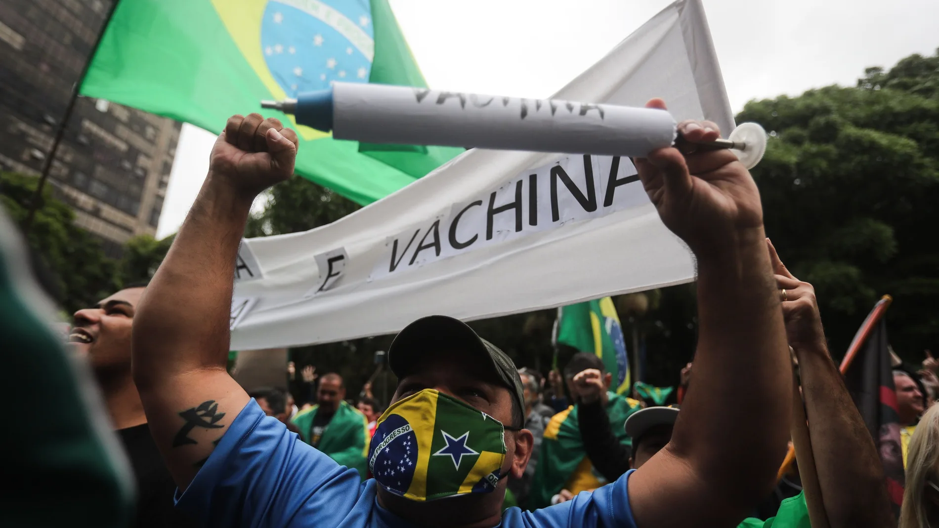 -FOTODELDÍA- AME4968. SAO PAULO (BRASIL), 01/11/2020.- Seguidores del presidente de Brasil Jair Bolsonaro participan en un manifestación en contra de la posible obligatoriedad de la vacuna contra el coronavirus hoy, en la avenida Paulista en Sao Paulo )Brasil). EFE/FERNANDO BIZERRA