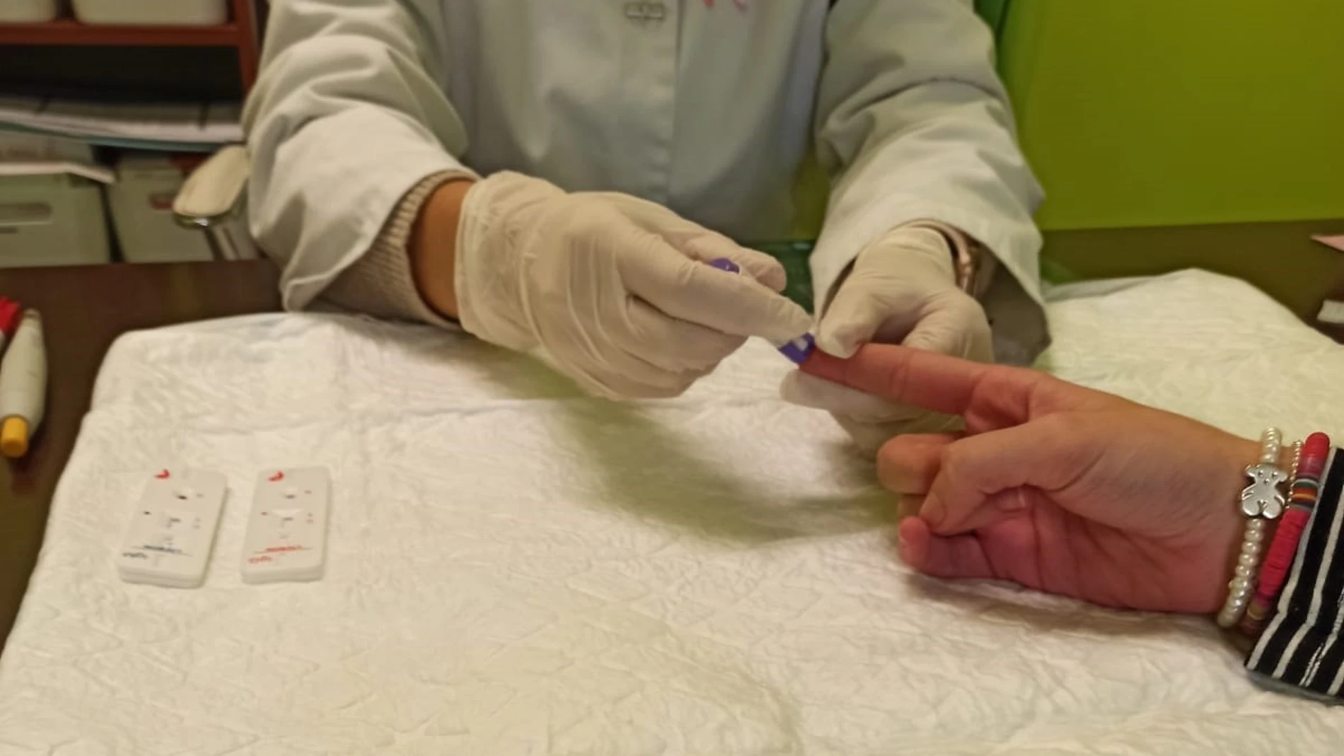 Test realizado en una farmacia de la provincia de Ourense para detectar anticuerpos frente a la Covid-19.