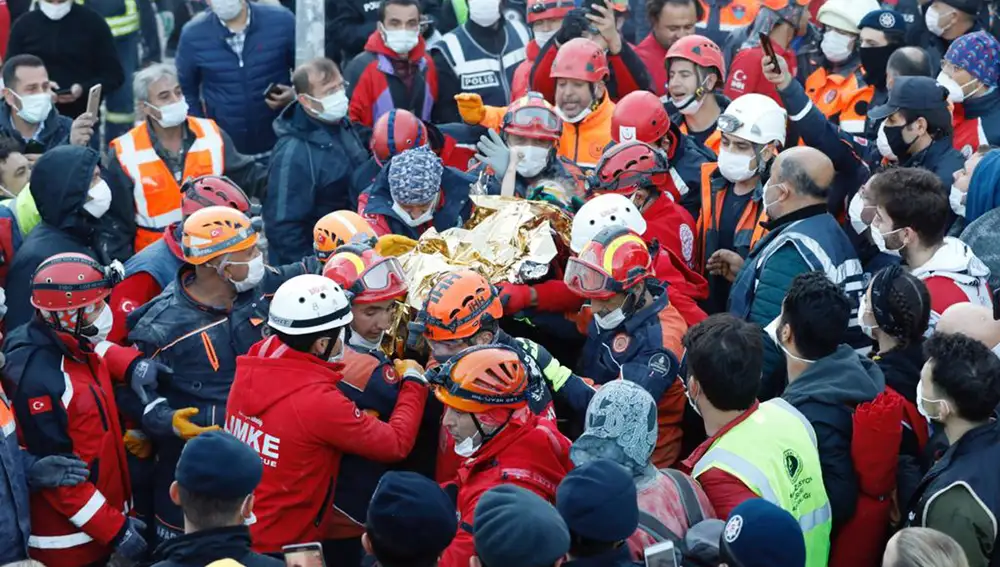 Rescatan a dos niñas sepultadas bajo los escombros 65 horas después del terremoto en Turquía