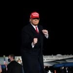 Donald Trump baila tras un acto de campaña
