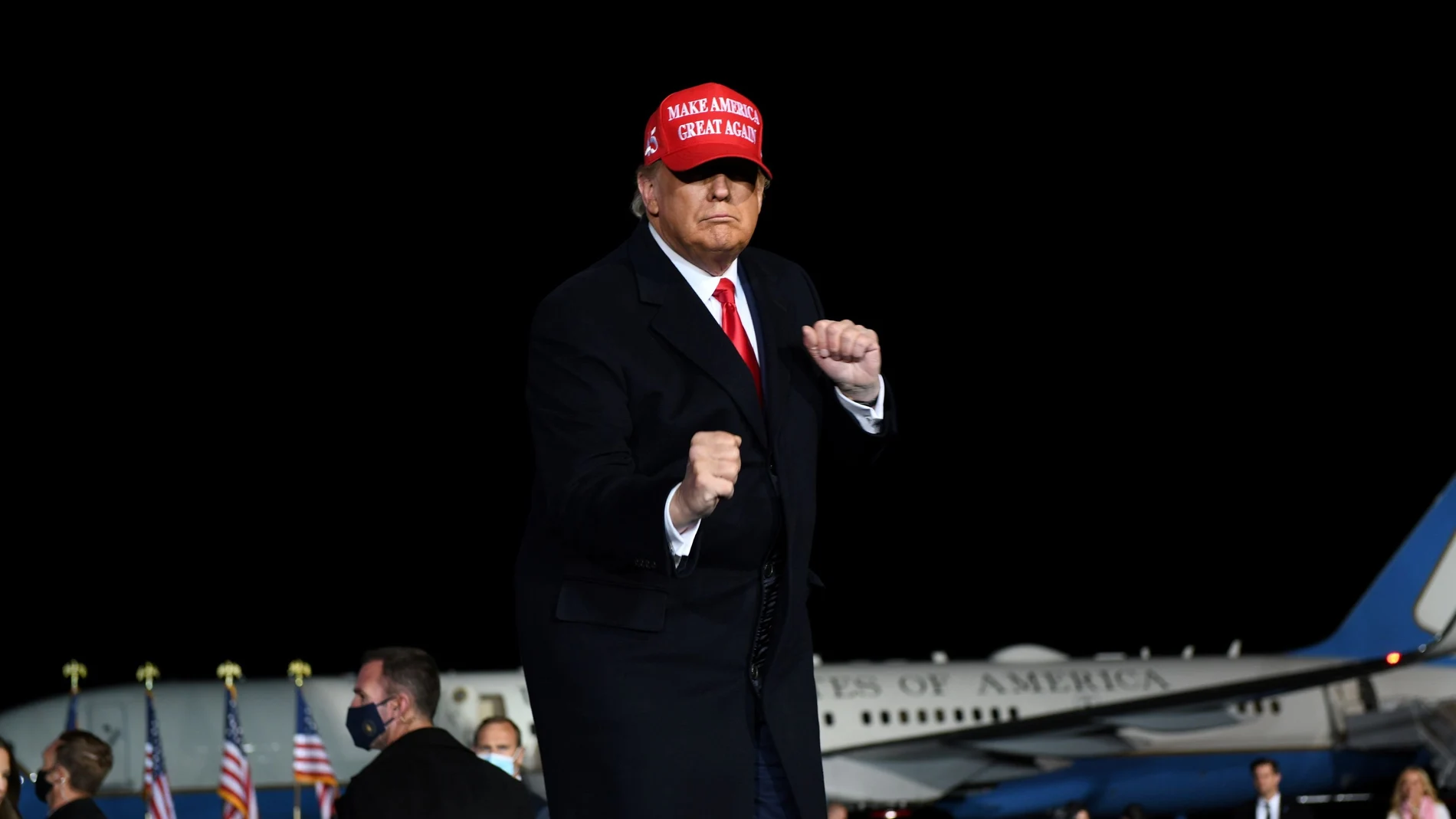 Donald Trump baila tras un acto de campaña