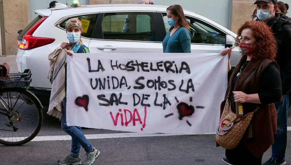 Manifestación por las calles de Pamplona bajo el lema 'Salvemos la hostelería', en Pamplona, Navarra, (España), a 2 de noviembre de 2020. La concentración, convocada por la Asociación Navarra de Pequeña Empresa de Hostelería (ANAPEH), busca dar voz a un colectivo que se ha visto afectado por las restricciones impuestas debido a la crisis sanitaria del Covid-19. En hostelería y restauración, se permite un aforo del 30% del máximo autorizado para consumo en el interior de los establecimientos; las terrazas tienen un aforo del 50%del máximo autorizado; y el horario de cierre de los establecimientos es de las 22 horas, incluido desalojo, a excepción de servicios de entrega de comida a domicilio.MANIFESTACION HOSTELERIA PAMPLONA 02 11 2020Eduardo Sanz / Europa Press02/11/2020