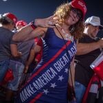 Una mujer lleva hoy un vestido con el lema de campaña del presidente Trump "Make America Great Again", este domingo durante un acto de campaña en Opa-locka, localidad ubicada en el condado de Miami-Dade, Florida