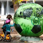 Dos niñas juegan en el Barrio del Puerto, este lunes, en el municipio madrileño de Coslada