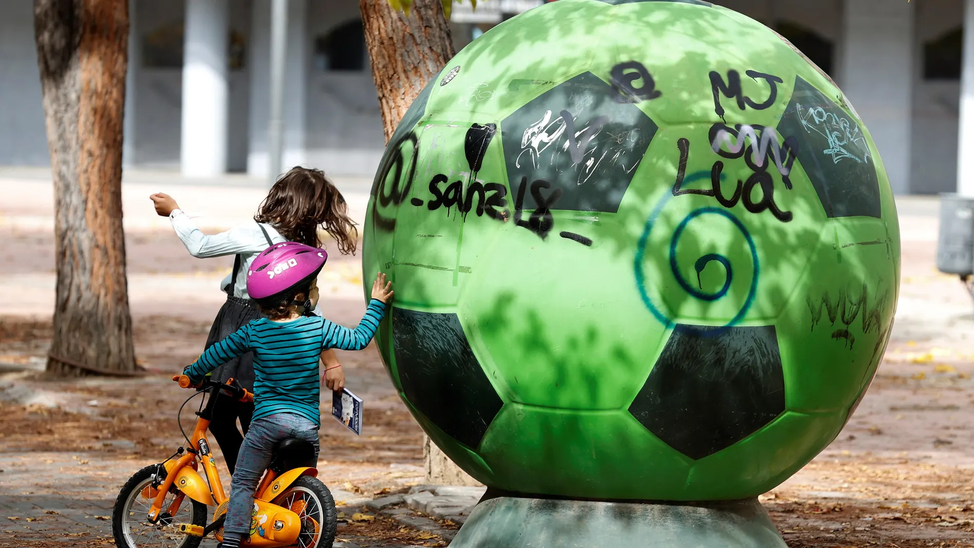 Dos niñas juegan en el Barrio del Puerto, este lunes, en el municipio madrileño de Coslada