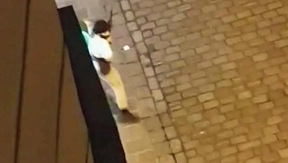 Una captura de un vídeo difundido en las redes muestra al atacante con fusil de asalto.
