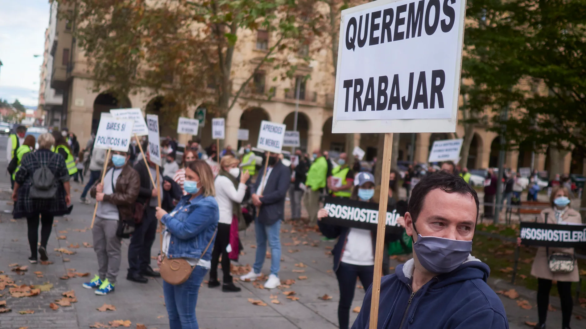 Manifestación por las calles de Pamplona bajo el lema 'Salvemos la hostelería', en Pamplona