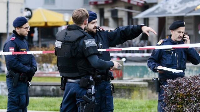 Agentes de policía en el lugar del atentado