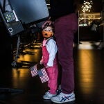 Un niño junto con dos banderas americanas acude a votar junto a su padre en Washington