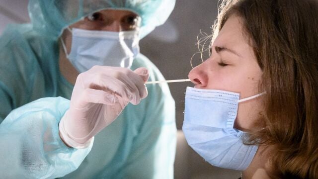 Un sanitario realiza una prueba PCR a un paciente