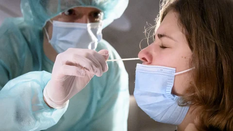 Un sanitario realiza una prueba PCR a un paciente