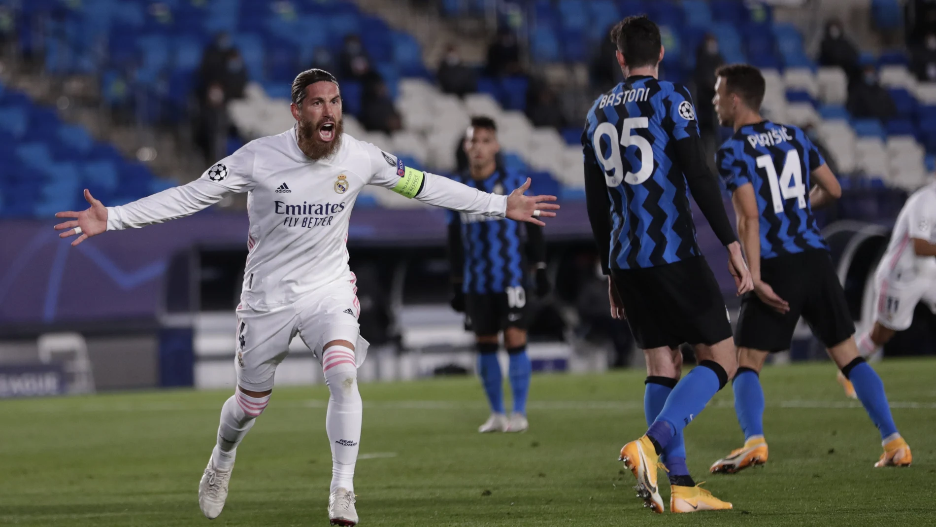 Sergio Ramos celebra su gol 100 con el Real Madrid al Inter de Milán