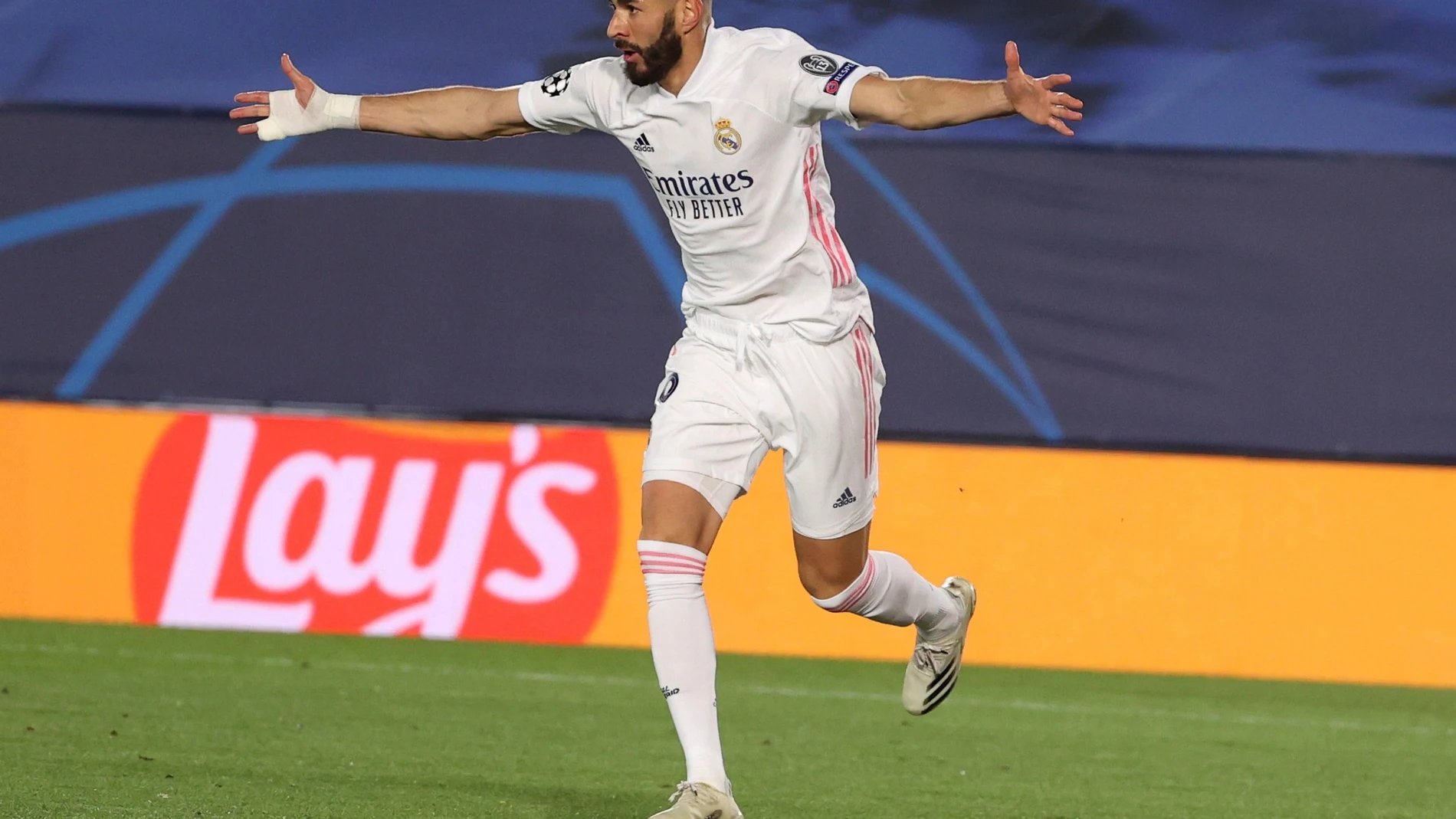 El delantero francés del Real Madrid Karim Benzema celebra el primer gol conseguido ante el Inter, durante el partido correspondiente a la fase de grupos de la Liga de Campeones que se disputa este martes en el estadio Alfredo di Stéfano. EFE/JuanJo Martín