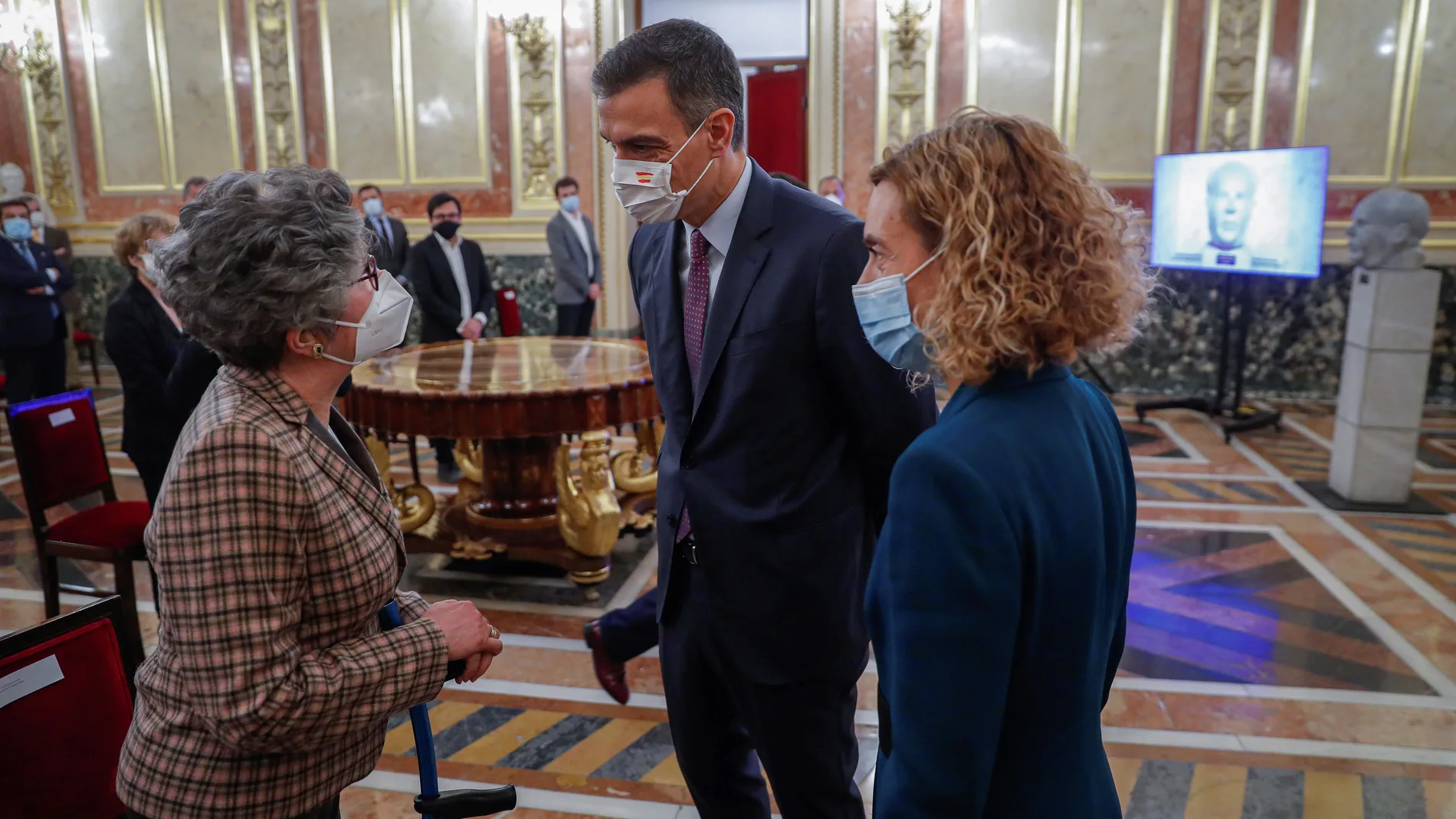 MADRID, 03/11/2020.- El presidente del Gobierno, Pedro Sánchez, y la presidenta de la Cámara Baja, Meritxell Batet, conversa con María José Navarro Azaña, sobrina nieta de Manuel Azaña, durante el homenaje que el Congreso ha rendido este martes a Manuel Azaña en conmemoración del 80 aniversario de su muerte. EFE/Emilio Naranjo