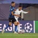El defensa marroquí del Inter, Achraf Hakimi (i) presiona al centrocampista belga del Real Madrid, Eden Hazard, durante el partido de la fase de grupos de la Liga de Campeones que se disputa este martes en el estadio Alfredo di Stéfano. EFE/JuanJo Martín