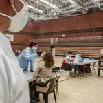 Una vecina de la zona básica de salud de San Juan de la Cruz sale se somete a un test de antígenos para detección del coronavirus