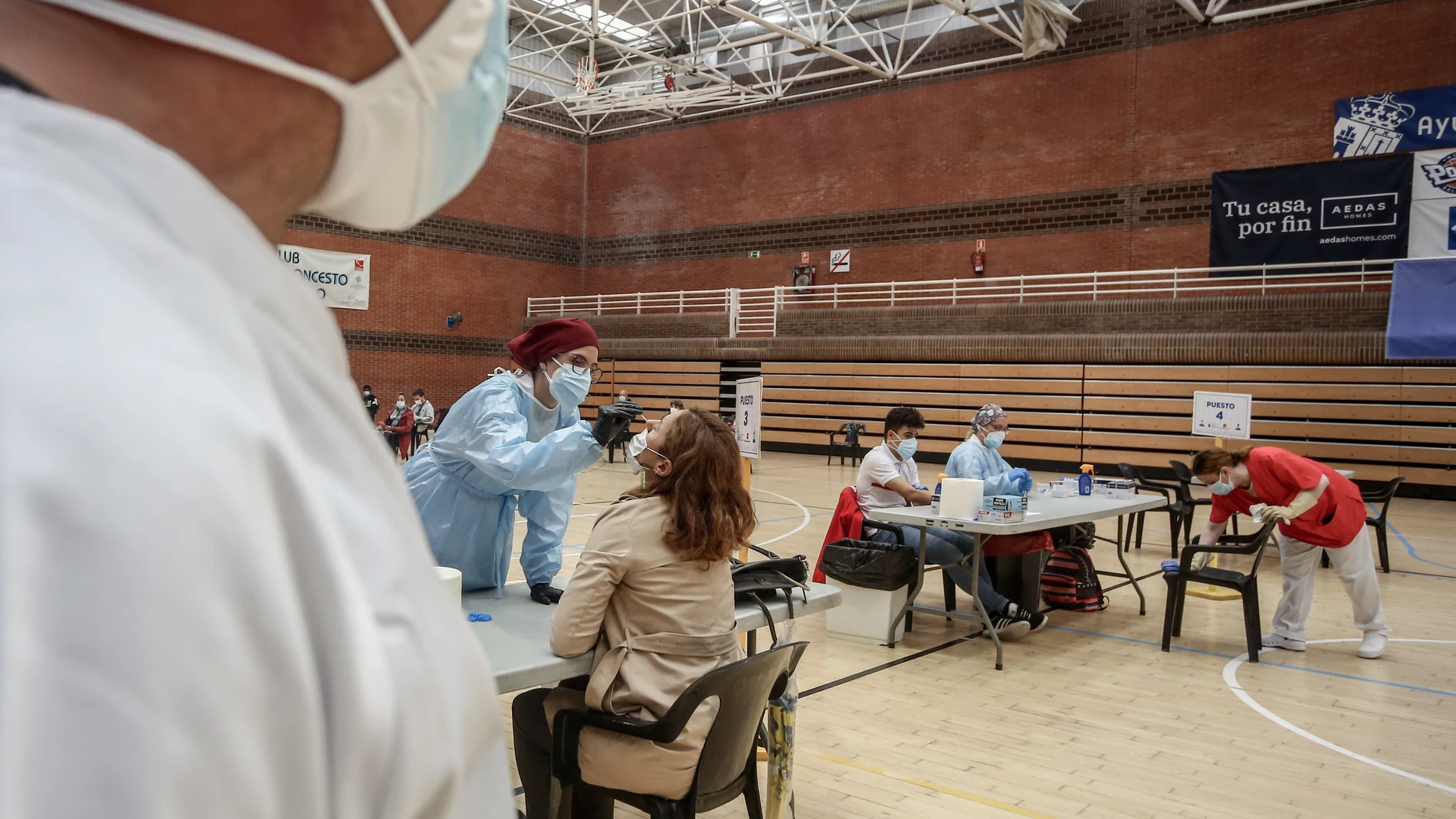 Una vecina de la zona básica de salud de San Juan de la Cruz sale se somete a un test de antígenos para detección del coronavirus