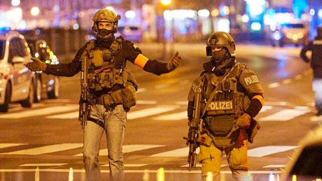 Dos agentes de la Policía de Austria hacen guardia durante un control levantado en la capital, Viena, con motivo del atentado terrorista