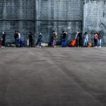 Colas de gente esperando a recibir alimentos