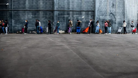 Colas de gente esperando a recibir alimentos