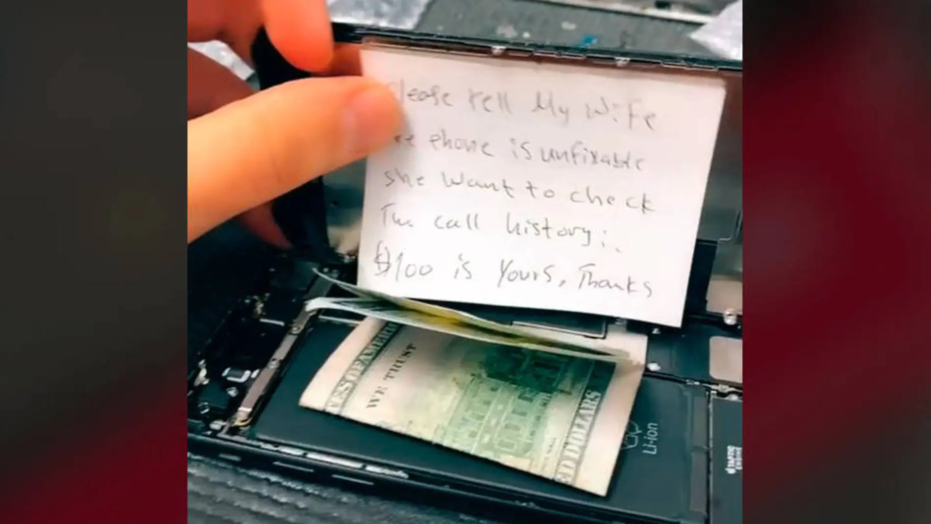 En el interior del móvil había una nota y un billete de 100 dólares