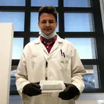 El investigador Esteban Orenes sujeta una de las ‘trampas’ que han creado para detectar la presencia del coronavirus en superficiesFEDE MORALES03/11/2020