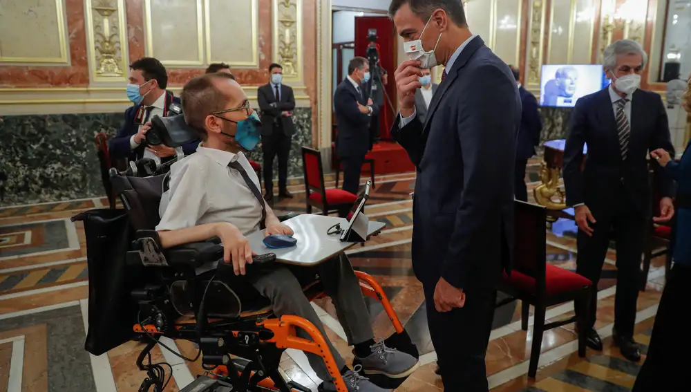 MADRID, 03/11/2020.- El presidente del Gobierno, Pedro Sánchez, conversa con el portavoz de Unidas Podemos, Pablo Echenique (i), durante el homenaje que el Congreso ha rendido este martes a Manuel Azaña en conmemoración del 80 aniversario de su muerte. EFE/Emilio Naranjo