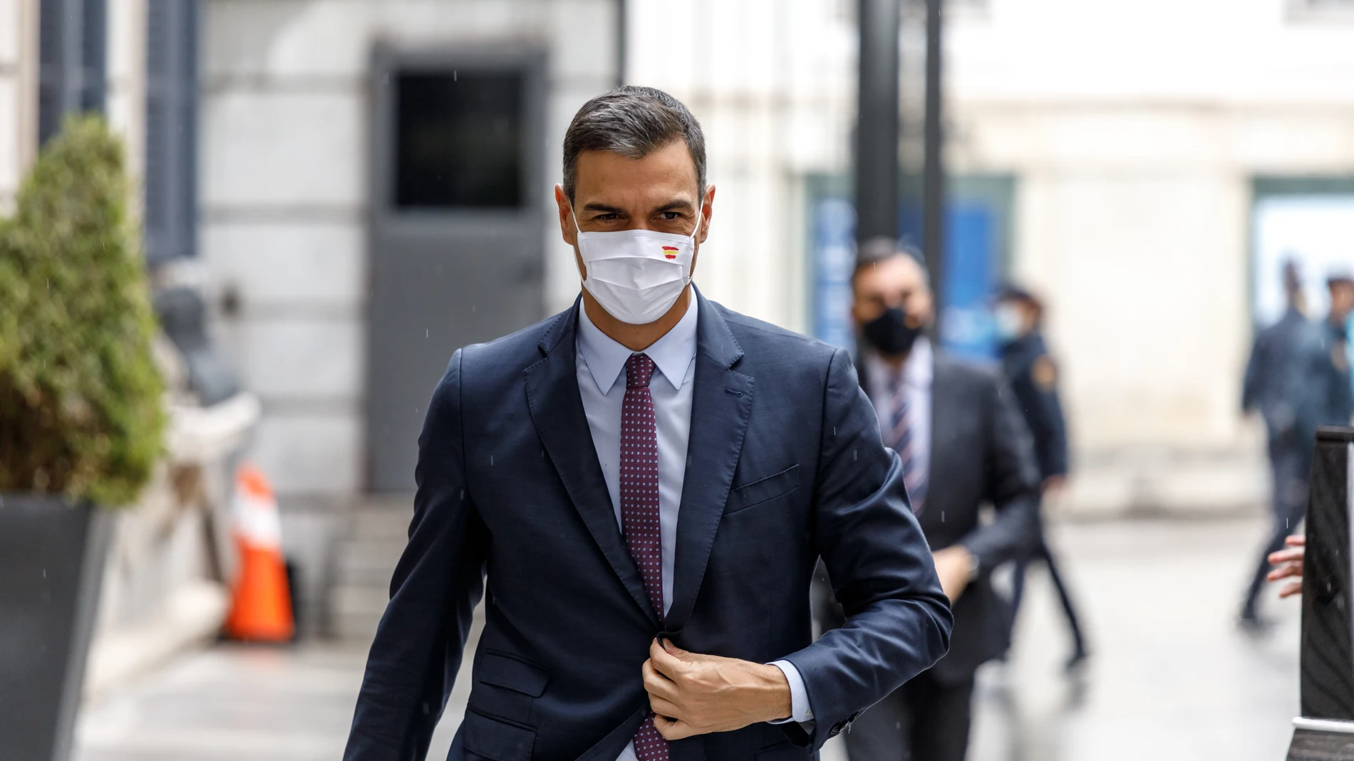 El presidente del Gobierno, Pedro Sánchez, a su llegada al Congreso de los Diputados, con motivo del Homenaje a Manuel Azaña en conmemoración del 80º aniversario de su muerte.