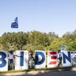 Unas voluntarias sostienen unas letras gigantes con el logo de Biden en Seminole County East Branch