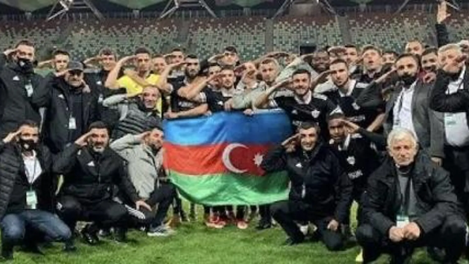 Foto oficial del equipo con la bandera de Azerbaiyán