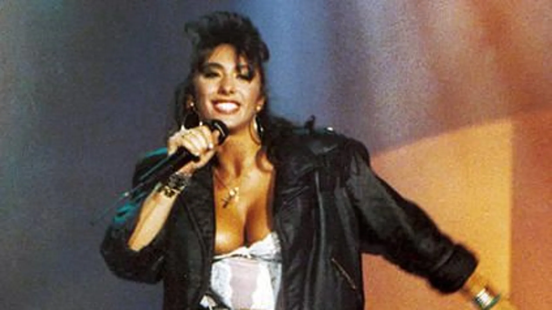 La cantante Sabrina, en su actuación de la Nochevieja de 1987 durante la que se le salió un pecho mientras toda España miraba