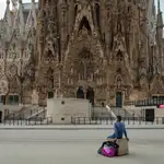 Un hombre sentado ante la Sagrada Familia de Barcelona, durante esta segunda ola de la pandemia