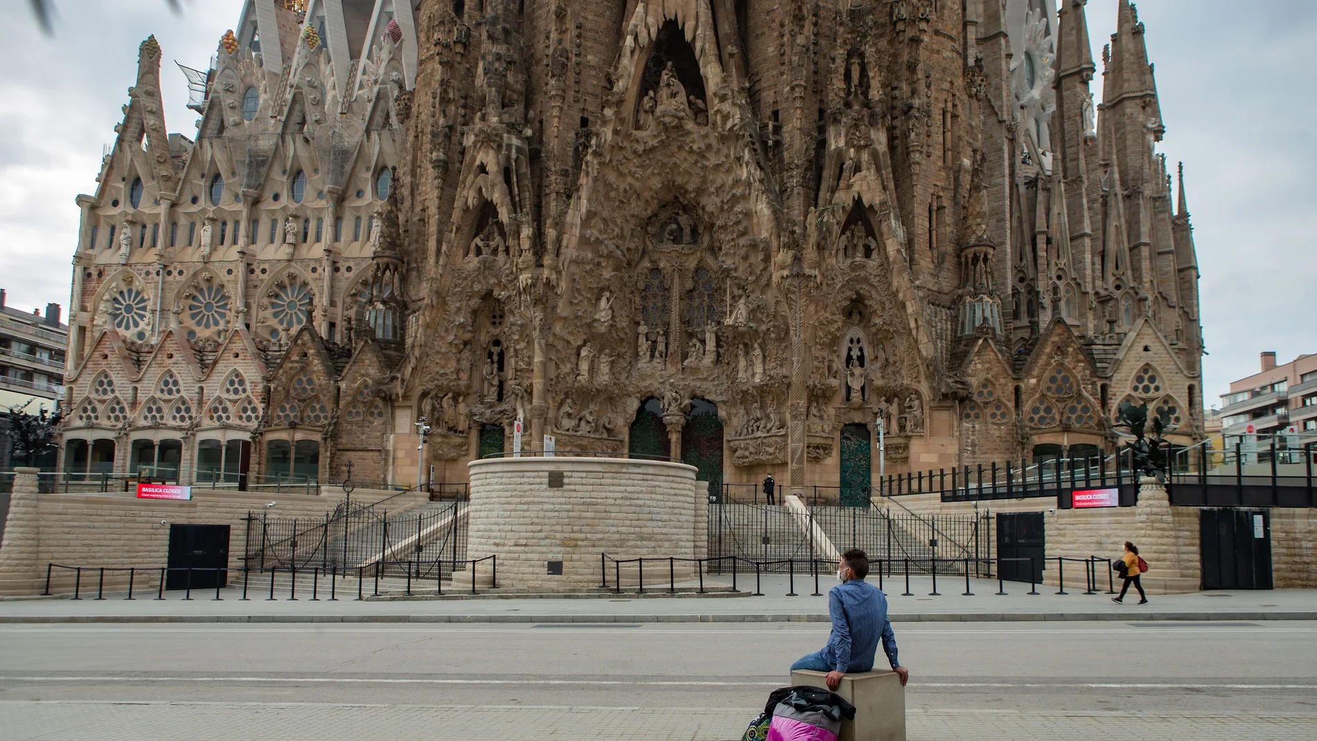 Un hombre sentado ante la Sagrada Familia de Barcelona, durante esta segunda ola de la pandemia