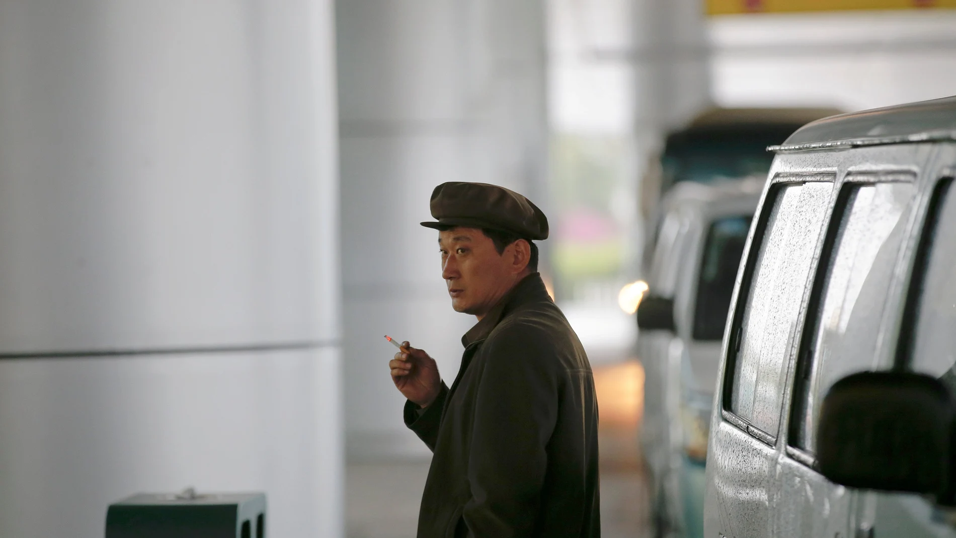 Un hombre fuma a las afueras del aeropuerto de Pyongyang
