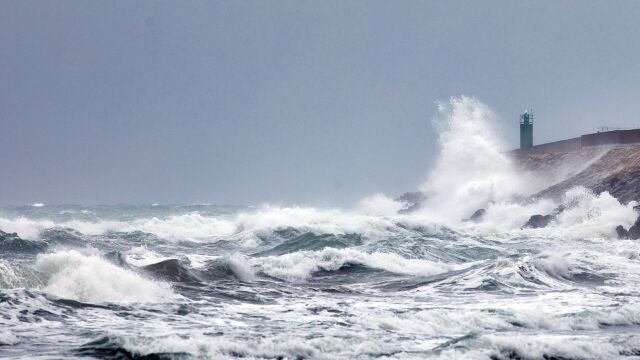 Vista general del fuerte oleaje golpea sobre la escollera norte del puerto de Gandia el día que la Agencia Estatal de Meteorología (Aemet) mantiene la alerta naranja por lluvias en la Comunitat Valencian