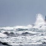 Vista general del fuerte oleaje golpea sobre la escollera norte del puerto de Gandia el día que la Agencia Estatal de Meteorología (Aemet) mantiene la alerta naranja por lluvias en la Comunitat Valencian