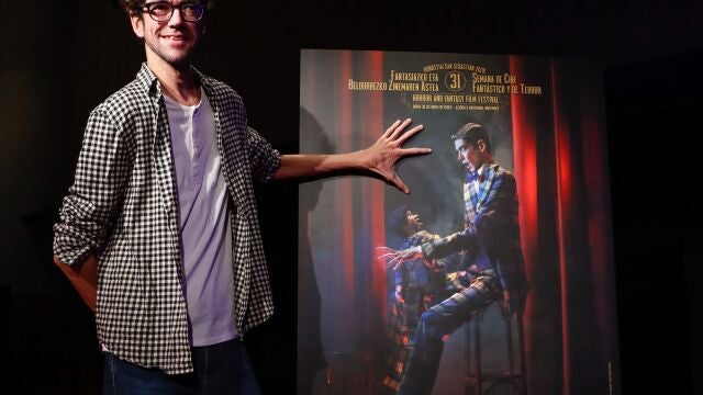 GRAFCAV549. SAN SEBASTIÁN (ESPAÑA), 04/11/2020.- El actor Javier Botet, posa junto al cartel de la 31 Semana de Cine Fantástico y de Terror del que es protagonista, durante un encuentro celebrado este miércoles en el teatro Victoria Eugenia de San Sebastián. EFE/Juan Herrero.