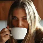 En la imagen, una chica disfruta de un café.