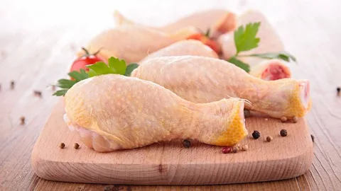 Muslos de pollo crudo.