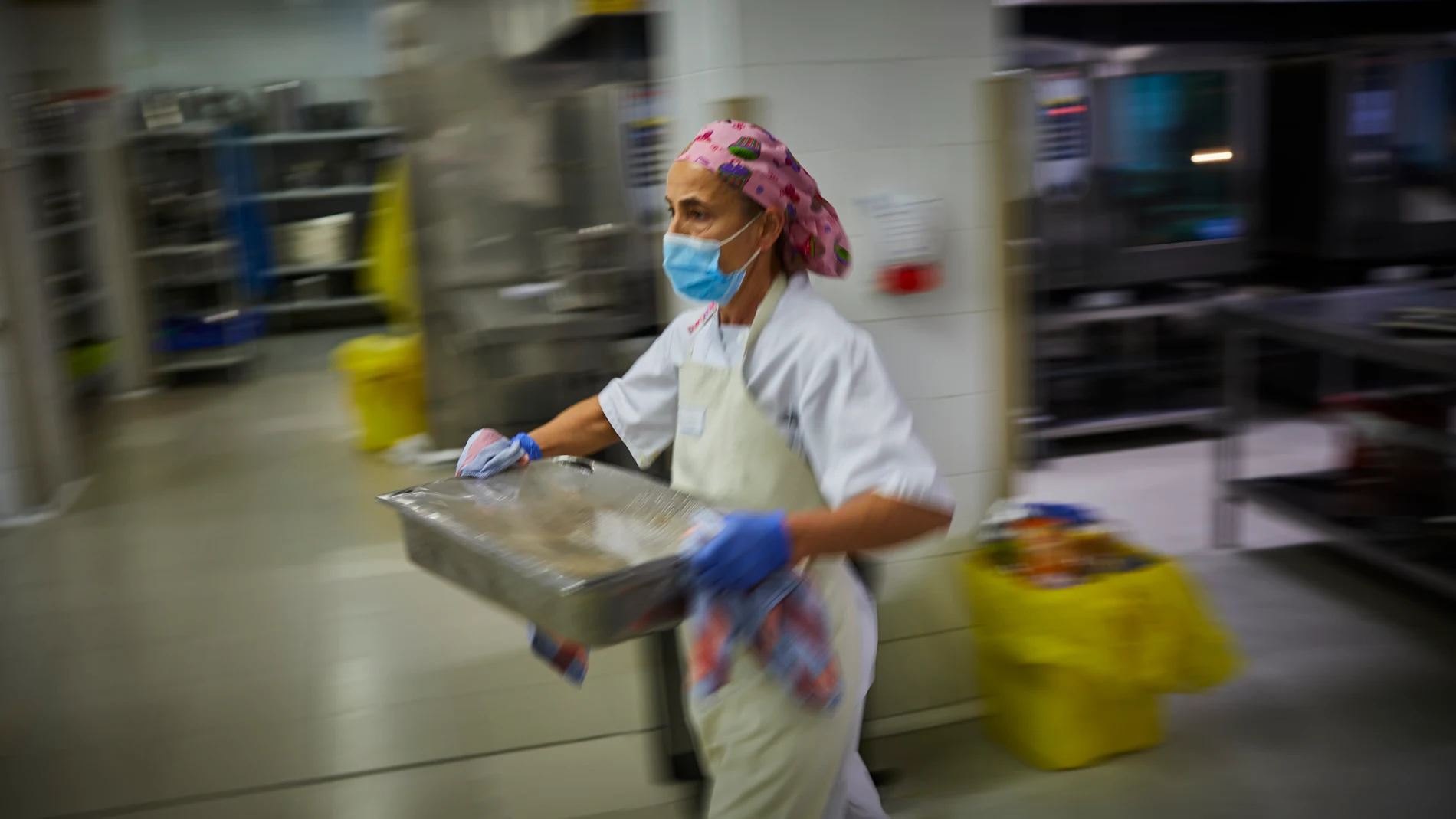 Una trabajadora traslada la comida en el servicio de comedor del Hospital de La Princesa de Madrid
