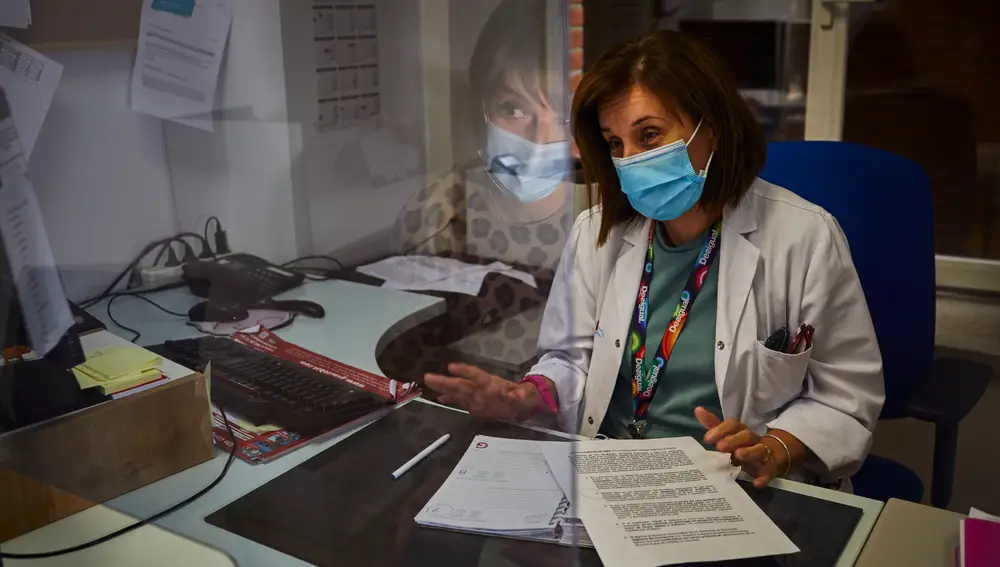 En la imagen, la trabajadora social Ascensión Delgado en su consulta del Hospital de La Princesa de Madrid